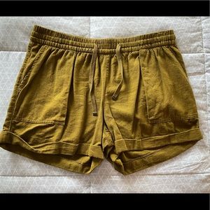 Old Navy, olive green linen shorts. Size medium.